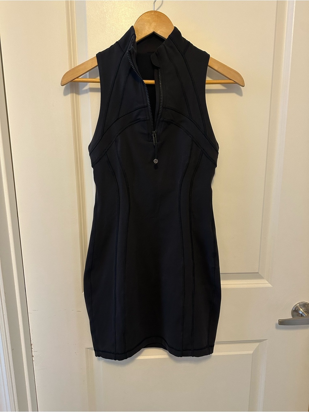 Lululemon define black fitted Dress. Sleeveless, flattering. - Picture 4 of 6